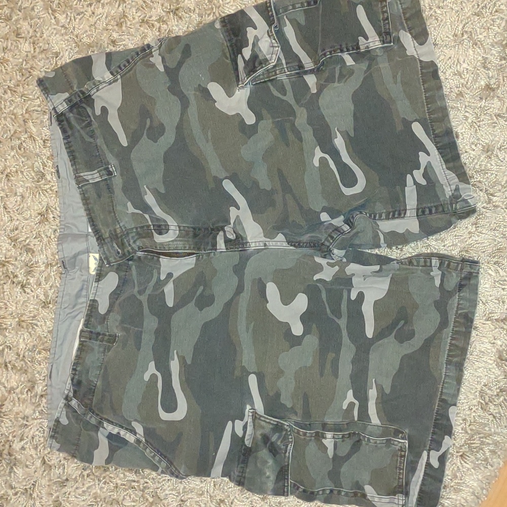 Men's size 44 Camouflage Cargo Shorts drab olive colors GC